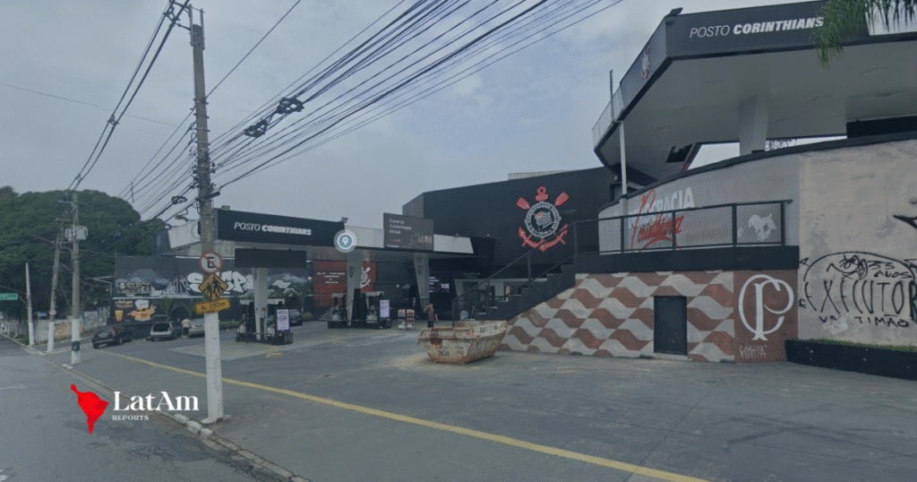 Postos com marca do Corinthians pertencem a alvos de megaoperação contra o PCC; clube diz acompanhar investigação