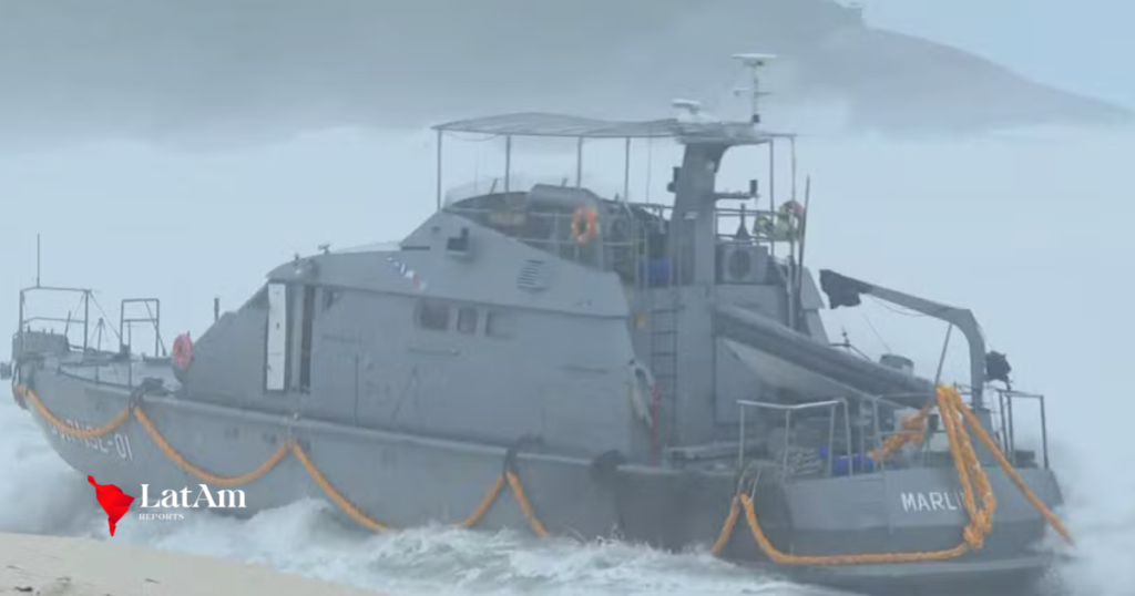 Ressaca e chuva dificultam retirada de navio da Marinha encalhado na Praia da Macumba