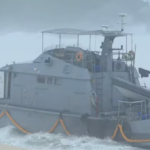 Ressaca e chuva dificultam retirada de navio da Marinha encalhado na Praia da Macumba