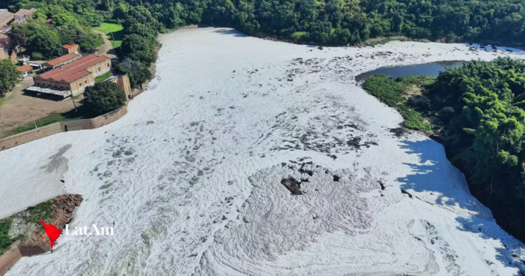 Rio Tietê amanhece coberto por espuma tóxica em Salto e autoridades alertam para riscos à saúde