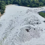 Rio Tietê amanhece coberto por espuma tóxica em Salto e autoridades alertam para riscos à saúde