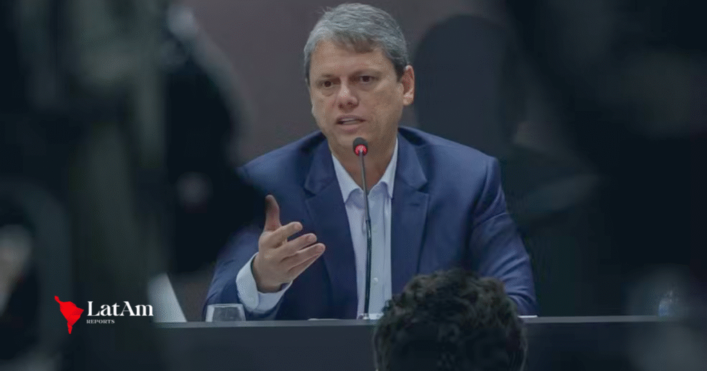 Tarcísio ironiza falsificação de bebidas e diz que só se preocupará “no dia em que falsificarem Coca-Cola”