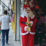 Trabalhar no Natal ou no Ano Novo: o que muda nos direitos e como funciona a compensação