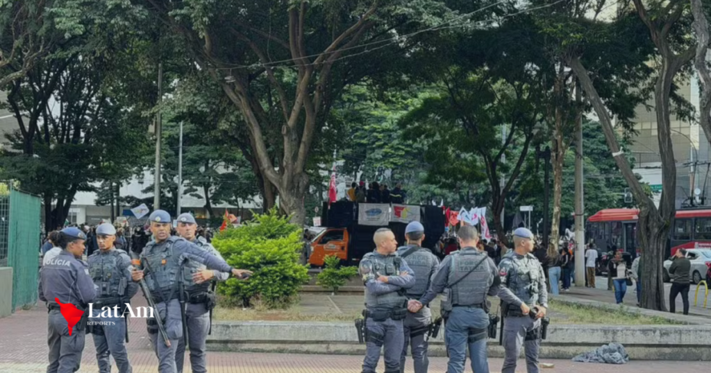 Vereadores trocam agressões com estudantes em protesto de universitários no Centro de São Paulo
