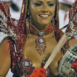 “Meu biquíni arrebentou”: Viviane Araújo relembra estreia como rainha de bateria no Salgueiro