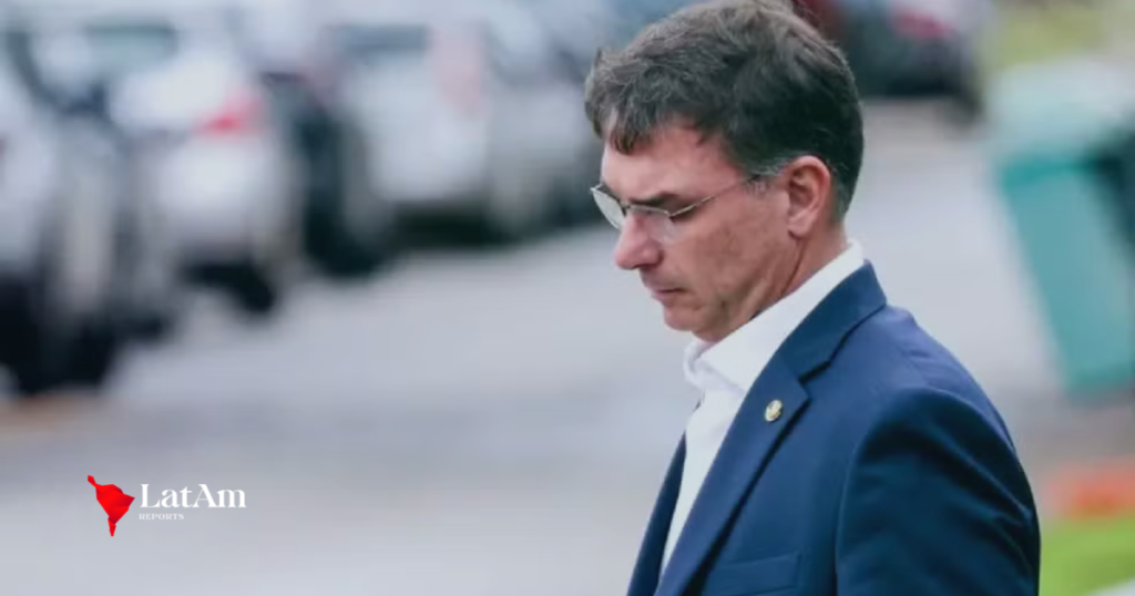Imprensa internacional repercute conversa de Flávio Bolsonaro com Vorcaro: "Crise de proporções incalculáveis"