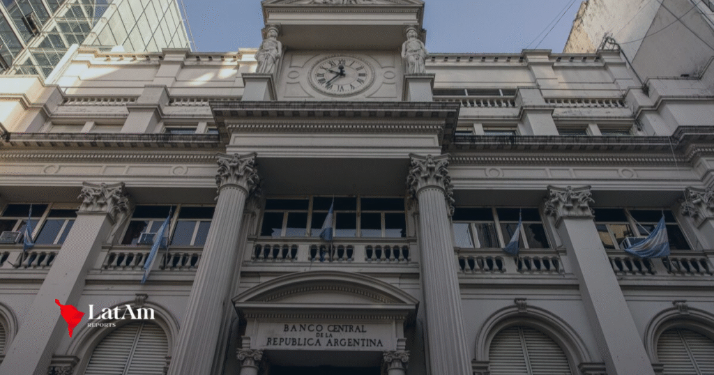 Banco Central de Argentina sube encajes bancarios en medio de escándalo de corrupción