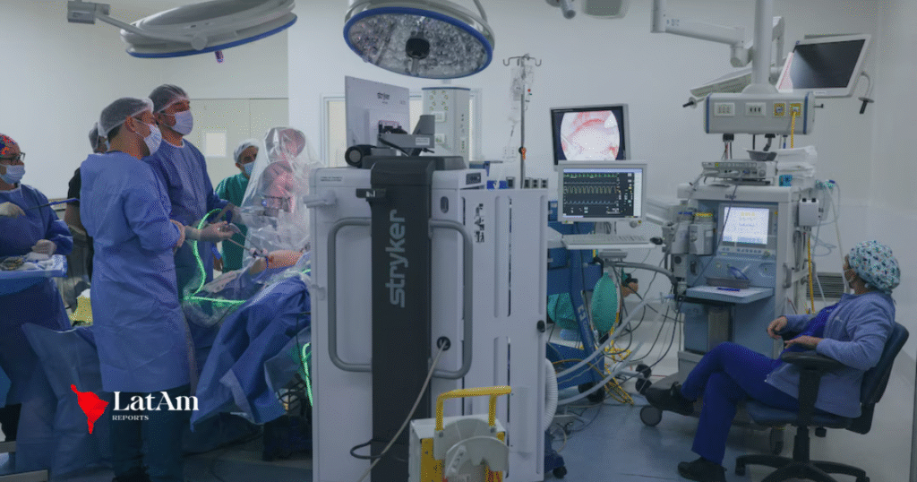 Cámaras guiadas por IA permiten cirugía en solitario en Chile y marcan un paso hacia la automatización médica