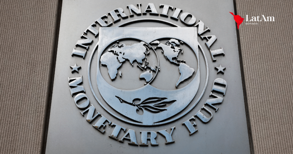 El Fondo Monetario Internacional (FMI) y el gobierno argentino encabezado por Javier Milei alcanzaron un acuerdo a nivel de staff técnico para aprobar la primera revisión del programa firmado en abril. De recibir el visto bueno del Directorio Ejecutivo del organismo a fines de julio, el país podrá acceder a un nuevo desembolso por US$2.000 millones. El Fondo destaca avances, pero advierte sobre debilidad en las reservas internacionales Según el comunicado oficial del FMI difundido el jueves, “el programa ha tenido un inicio sólido a pesar de un contexto externo más desafiante”. El organismo reconoció avances en la desinflación, una leve recuperación del crecimiento, una reducción de la pobreza y la reentrada de Argentina a los mercados internacionales de capital “antes de lo previsto”. En abril, el Directorio del FMI había aprobado un Acuerdo de Facilidades Extendidas (EFF, por sus siglas en inglés) por US$20.000 millones. Desde entonces, el gobierno argentino avanzó en la flexibilización parcial del cepo cambiario y reemplazó el esquema de devaluación controlada por una banda cambiaria flotante entre AR$1.000 y AR$1.400. “El tipo de cambio oficial se ha mantenido cerca del punto medio de la banda”, subrayó el FMI. Al cierre del jueves, la cotización mayorista era de AR$1.262 por dólar. A pesar de estas señales positivas, persisten tensiones políticas internas que generan volatilidad. La reciente aprobación en el Senado de leyes que el gobierno rechaza por su impacto fiscal, sumado a nuevos reveses judiciales por la expropiación de YPF en Nueva York, generaron presión sobre el tipo de cambio y los mercados financieros. En ese contexto, el FMI destacó que Argentina deberá aplicar medidas adicionales para “proteger la ancla fiscal, recomponer reservas, reducir la inflación de forma sostenible y mejorar el marco monetario”. El documento también afirma que la administración Milei se comprometió a avanzar en reformas estructurales “para crear una economía más abierta, resiliente y basada en el mercado”. No obstante, el propio FMI advirtió esta semana, en su Reporte del Sector Externo, que la cobertura de reservas sigue siendo insuficiente. Aunque el país logró sumar US$6.000 millones en reservas netas durante 2024, la acumulación se ha estancado desde mediados de año. Medios argentinos informaron que el Ejecutivo habría solicitado una dispensa formal por el incumplimiento en la meta de reservas, pero el Ministerio de Economía lo negó. El FMI no respondió de inmediato a la consulta. Actualmente, las reservas brutas ascienden a US$40.430 millones, pero las netas rondan solo los US$1.000 millones, según estimaciones de la consultora Ecolatina. A pesar de tener autorización para comprar dólares cuando el tipo de cambio se ubica por encima del piso de la banda (AR$1.000), el gobierno se ha abstenido de hacerlo, aunque sí ha incrementado las compras del Tesoro para cumplir con los compromisos del programa.