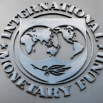 El Fondo Monetario Internacional (FMI) y el gobierno argentino encabezado por Javier Milei alcanzaron un acuerdo a nivel de staff técnico para aprobar la primera revisión del programa firmado en abril. De recibir el visto bueno del Directorio Ejecutivo del organismo a fines de julio, el país podrá acceder a un nuevo desembolso por US$2.000 millones. El Fondo destaca avances, pero advierte sobre debilidad en las reservas internacionales Según el comunicado oficial del FMI difundido el jueves, “el programa ha tenido un inicio sólido a pesar de un contexto externo más desafiante”. El organismo reconoció avances en la desinflación, una leve recuperación del crecimiento, una reducción de la pobreza y la reentrada de Argentina a los mercados internacionales de capital “antes de lo previsto”. En abril, el Directorio del FMI había aprobado un Acuerdo de Facilidades Extendidas (EFF, por sus siglas en inglés) por US$20.000 millones. Desde entonces, el gobierno argentino avanzó en la flexibilización parcial del cepo cambiario y reemplazó el esquema de devaluación controlada por una banda cambiaria flotante entre AR$1.000 y AR$1.400. “El tipo de cambio oficial se ha mantenido cerca del punto medio de la banda”, subrayó el FMI. Al cierre del jueves, la cotización mayorista era de AR$1.262 por dólar. A pesar de estas señales positivas, persisten tensiones políticas internas que generan volatilidad. La reciente aprobación en el Senado de leyes que el gobierno rechaza por su impacto fiscal, sumado a nuevos reveses judiciales por la expropiación de YPF en Nueva York, generaron presión sobre el tipo de cambio y los mercados financieros. En ese contexto, el FMI destacó que Argentina deberá aplicar medidas adicionales para “proteger la ancla fiscal, recomponer reservas, reducir la inflación de forma sostenible y mejorar el marco monetario”. El documento también afirma que la administración Milei se comprometió a avanzar en reformas estructurales “para crear una economía más abierta, resiliente y basada en el mercado”. No obstante, el propio FMI advirtió esta semana, en su Reporte del Sector Externo, que la cobertura de reservas sigue siendo insuficiente. Aunque el país logró sumar US$6.000 millones en reservas netas durante 2024, la acumulación se ha estancado desde mediados de año. Medios argentinos informaron que el Ejecutivo habría solicitado una dispensa formal por el incumplimiento en la meta de reservas, pero el Ministerio de Economía lo negó. El FMI no respondió de inmediato a la consulta. Actualmente, las reservas brutas ascienden a US$40.430 millones, pero las netas rondan solo los US$1.000 millones, según estimaciones de la consultora Ecolatina. A pesar de tener autorización para comprar dólares cuando el tipo de cambio se ubica por encima del piso de la banda (AR$1.000), el gobierno se ha abstenido de hacerlo, aunque sí ha incrementado las compras del Tesoro para cumplir con los compromisos del programa.