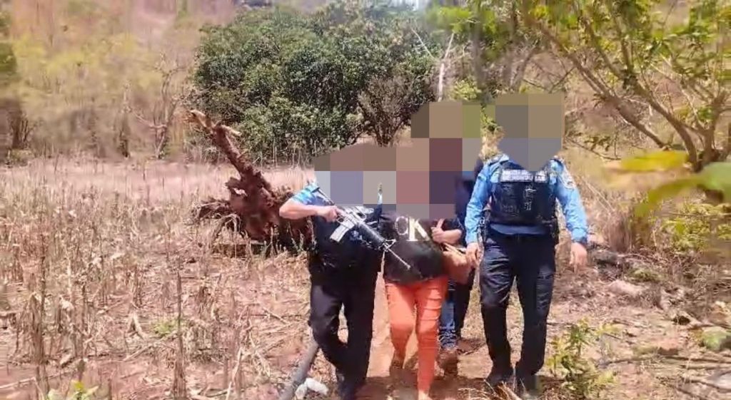 mujer junto a Policías