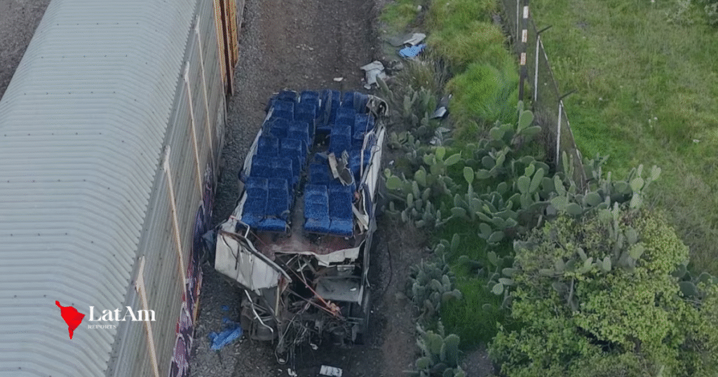 Choque entre tren y autobús de dos pisos en México deja 10 muertos y 61 heridos